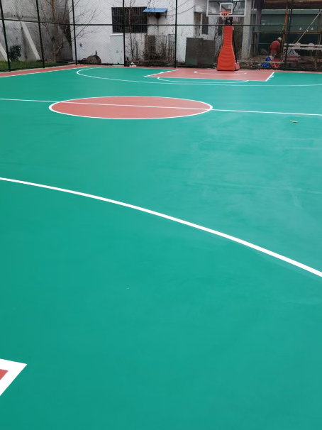 九所镇 球场长期使用易出现地面开裂